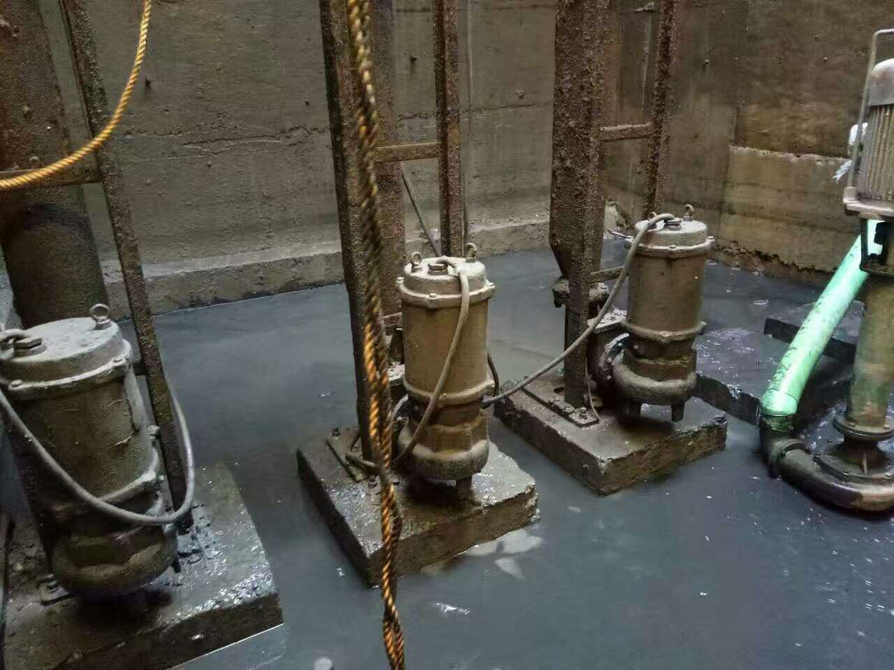 石柱污水池清理