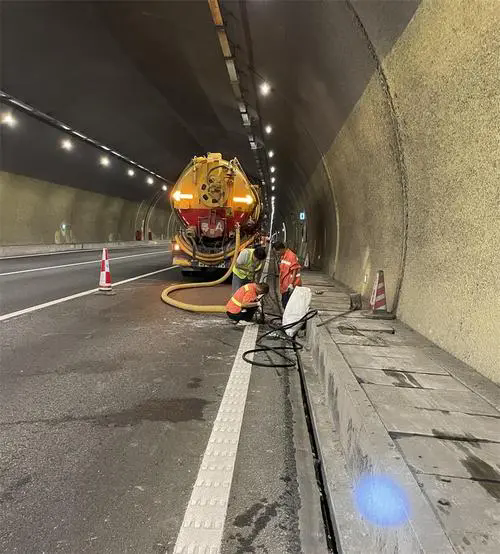 石柱隧道排水渠清淤